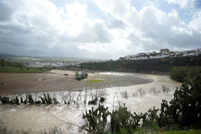 Crecida del río Guadalete a su paso por la localidad gaditana de Arcos de la Frontera. A 6 de febrero de 2026, en Arcos de la frontera Cádiz (Andalucía, España). ARCHIVO.