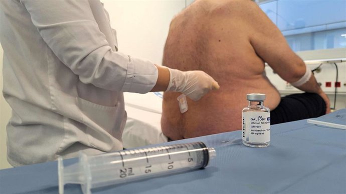 Un especialista del Hospital Germans Trias administrando el fármaco.