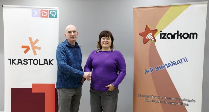 Ikastolek eta Izarkom kooperatibak burujabetza teknologikoan eta kooperatibismoan sakontzeko hitzarmena sinatu dute