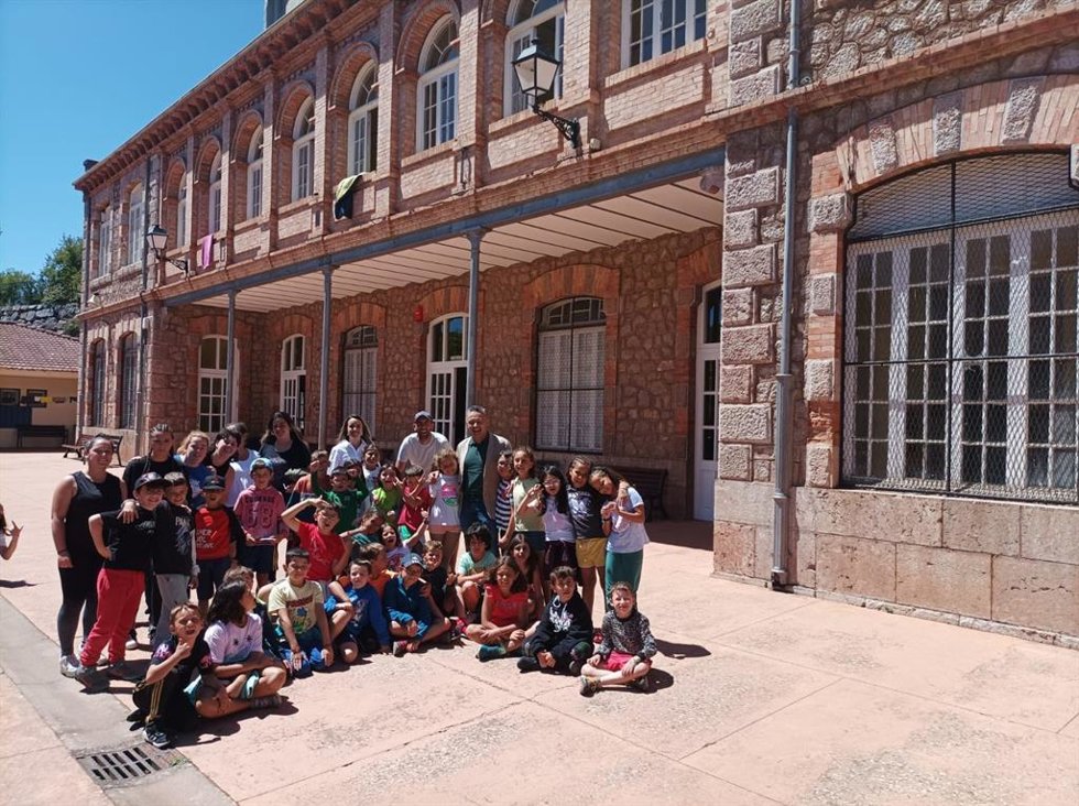 Archivo - Imagen de archivo de una visita del alcalde de Logroño a los niños del último turno del Campamento Infantil de Nieva.