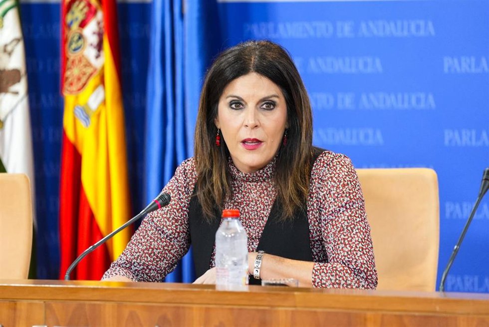 La adjunta portavoz del Grupo Parlamentario Socialista, Ángeles Férriz, durante la ronda de ruedas de prensa de portavoces de los grupos parlamentarios en el Parlamento de Andalucía, a 11 de febrero de 2026 en Sevilla (Andalucía, España). Los portavoces
