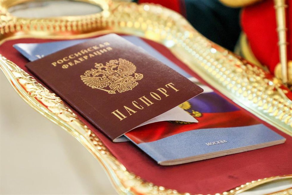 Archivo - Fotografía de archivo de un pasaporte de Rusia