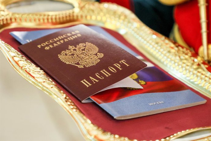 Archivo - Arquivo - RÚSSIA, VOLGOGRADO - 12 DE DEZEMBRO DE 2025: O passaporte de um cidadão russo e uma cópia da Constituição da Federação Russa são exibidos durante uma cerimônia para entregar passaportes a 45 crianças em idade escolar no Museu-Reserva d