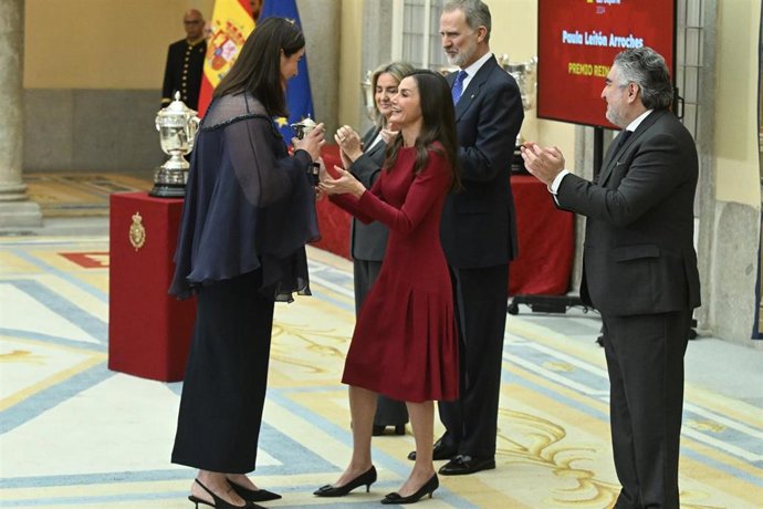La jugadora de waterpolo Paula Leitón recibiendo el premio de manos de la Reina Letizia.
