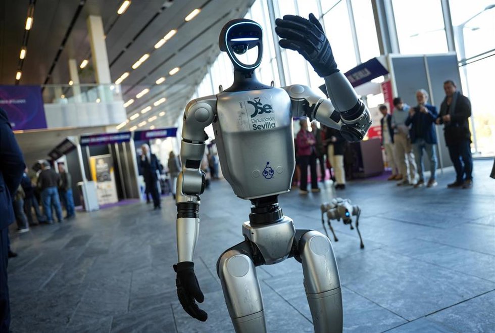 Archivo - Un robot da la bienvenida a los visitantes de InproInnova 2025, la XII Feria de la Innovación y Nuevas Tecnologías, que se celebra en Fibes, en foto de archivo.