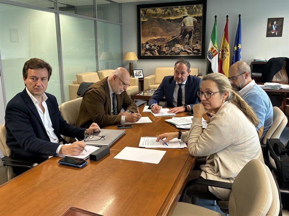 Encuentro del consejero de Gestión Forestal y Mundo Rural, Francisco Ramírez, con representantes del sector cinegético