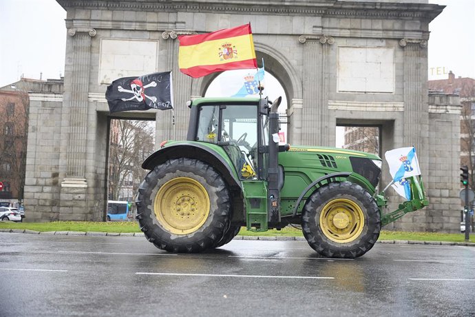 Un tractor a su entrada a la ciudad de Madrid por Puerta de Toledo este miércoles.