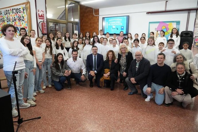 El consejero de Educación, Amador Pastor, ha visitado el CEIP 'Juan de Yepes'  para conocer de primera mano el Proyecto de Innovación Educativa que desarrolla.