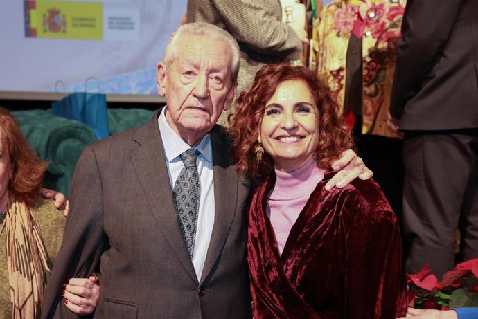 Archivo - El expresidente de la Junta y presidente de honor del PSOE-A, Rafael Escuredo, con la vicepresidenta y ministra de Hacienda y líder del PSOE andaluz, María Jesús Montero, en una imagen de archivo.