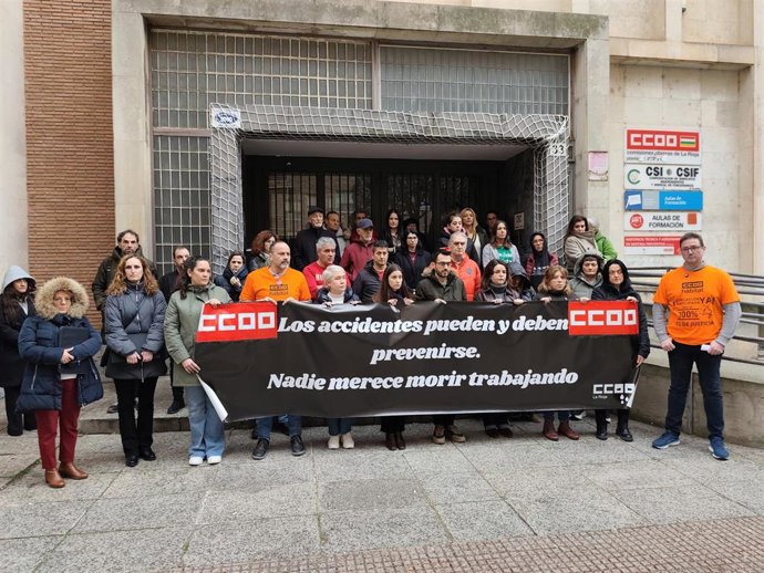 CCOO se concentra por el fallecimiento de un trabajador tras sufrir un infarto en su trabajo y exige "más vigilancia"