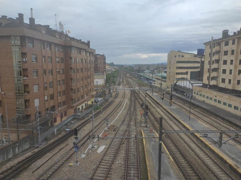 Archivo - Vías de tren en Oviedo