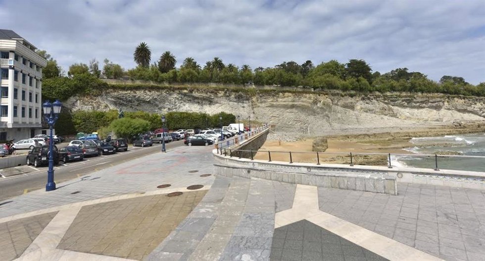 Archivo - Avenida Manuel García Lago de Santander, una de las zonas que se cerrará por el aviso rojo de temporal marítimo
