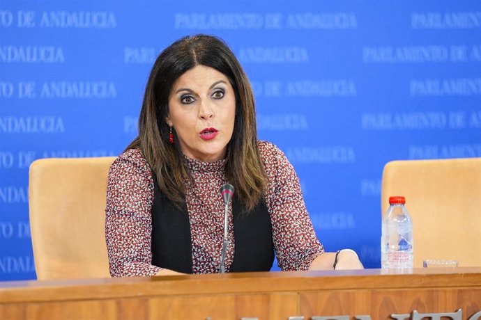 La adjunta portavoz del Grupo Parlamentario Socialista, Ángeles Férriz, durante la ronda de ruedas de prensa de portavoces de los grupos parlamentarios en el Parlamento de Andalucía, a 11 de febrero de 2026 en Sevilla (Andalucía, España). Los portavoces d