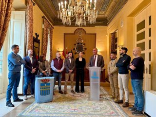 El alcalde Mazarías (atril) durante el recibimiento a Marta González (a su lado) y Sergio de Diego (centro), con técnicos deportivos y concejales