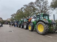 AV.- Agricultores, ganaderos y apicultores cortan varias vías en Cáceres en protesta por la situación del campo