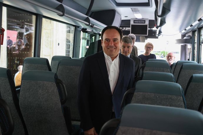 El 'president' de la Generalitat, Juanfran Pérez Llorca, asiste a la presentación de los nuevos servicios regulares de transporte de la Vega Baja