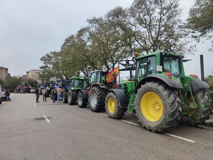 Unos 200 camiones y tractores participan en una protesta en Cáceres por la situación del campo convocados por Asaja Extremadura y UPA-UCE
