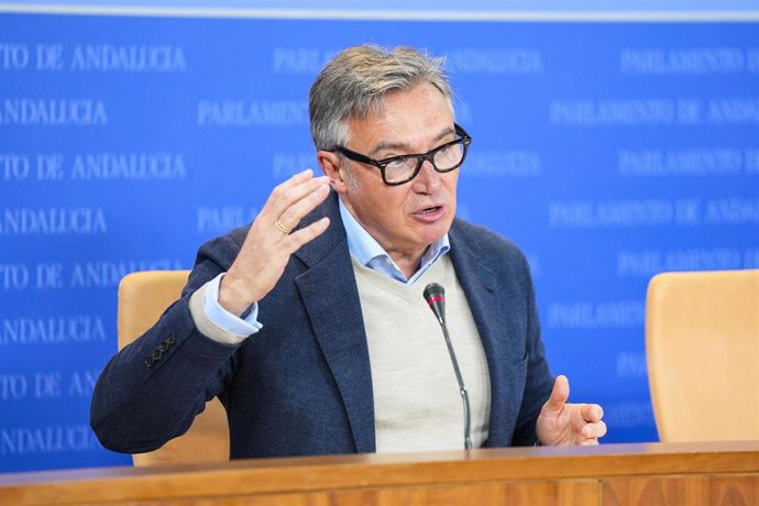 El portavoz del Grupo Parlamentario Vox, Manuel Gavira, durante la ronda de ruedas de prensa de portavoces de los grupos parlamentarios en el Parlamento de Andalucía, a 11 de febrero de 2026 en Sevilla (Andalucía, España). Los portavoces de los grupos par