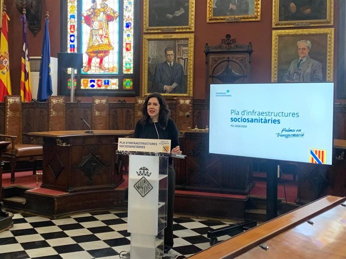 La consellera de Familias, Bienestar Social y Atención a la Dependencia, Sandra Fernández, en la rueda de prensa de presentación del plan de infraestructuras sociosanitarias en Palma