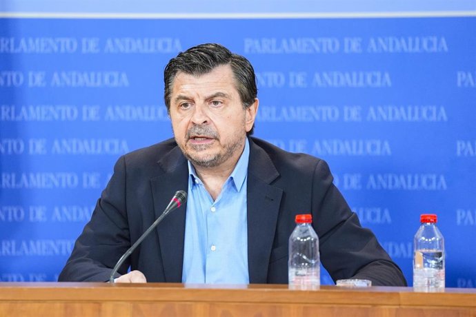 El portavoz del Grupo Parlamentario Popular, Toni Martín, durante la ronda de ruedas de prensa de portavoces de los grupos parlamentarios en el Parlamento de Andalucía, a 11 de febrero de 2026 en Sevilla (Andalucía, España). Los portavoces de los grupos p