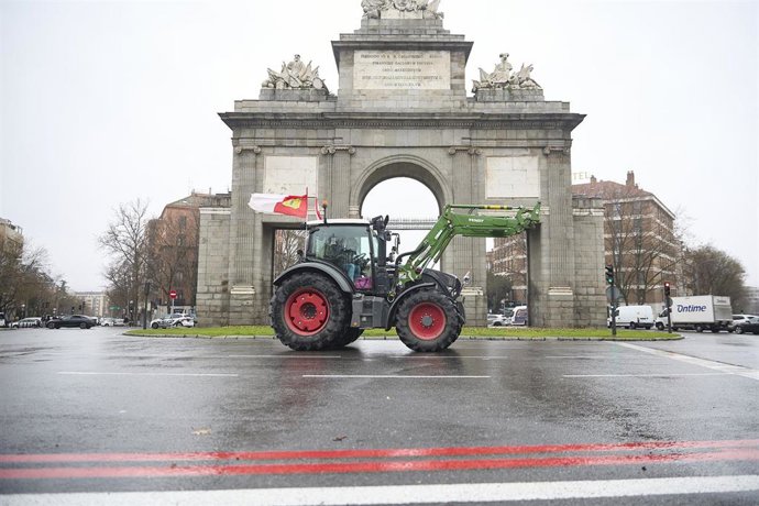Un tractor a su entrada a la ciudad por Puerta de Toledo, a 11 de febrero de 2026, en Madrid (España). 