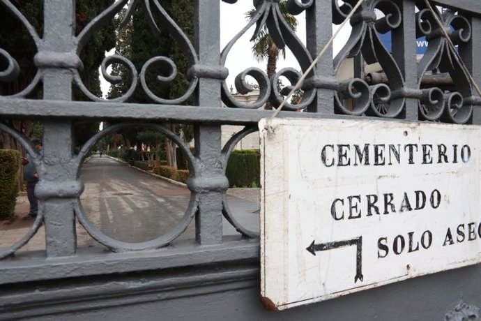 Imagen del cementerio San Fernando de Sevilla cerrado aún, tras el tren de borrascas que ha azotado en las últimas semanas a la comunidad andaluza.