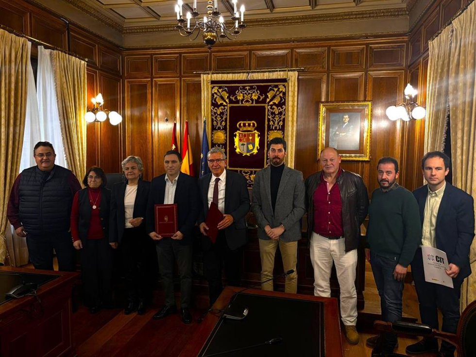Foto de familia de la firma del acuerdo.