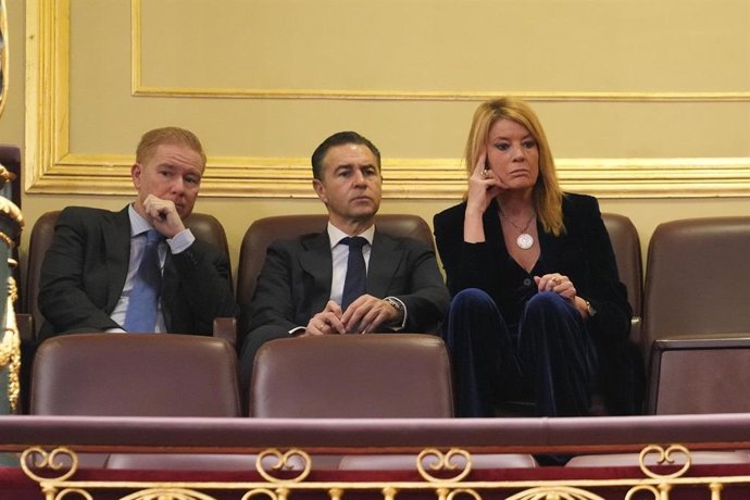 La alcaldesa de Huelva, Pilar Miranda, este miércoles en el Congreso de los Diputados, acompañada por el primer teniente de alcalde del Ayuntamiento, Felipe Arias; y el concejal de Presidencia, Alfonso Castro.