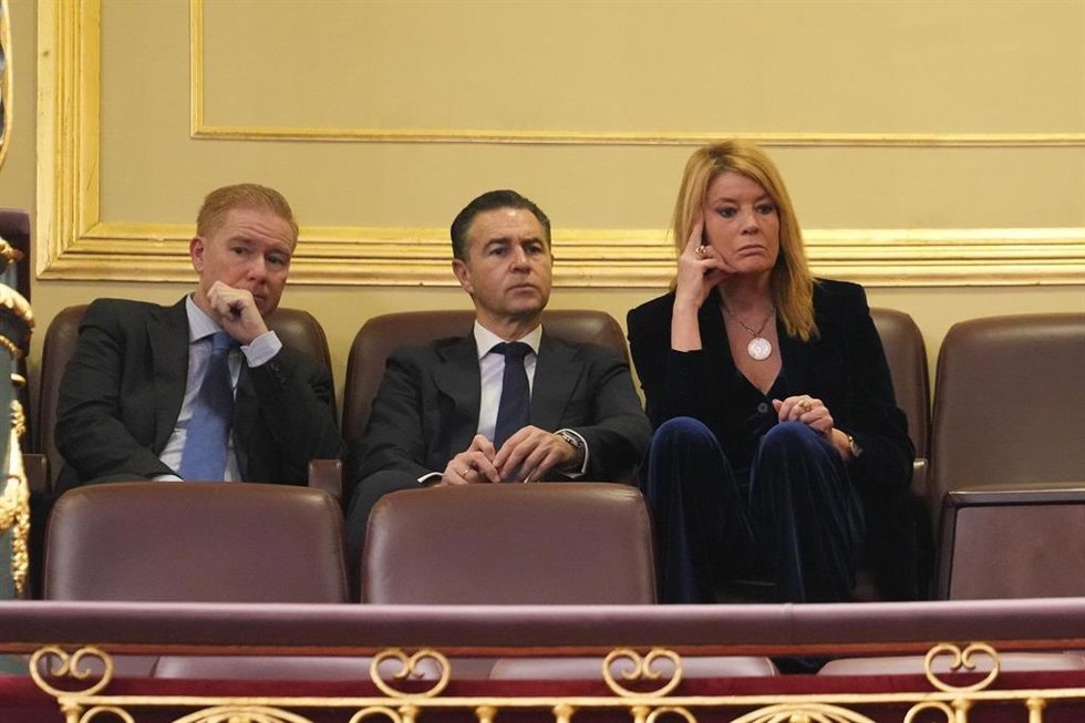 La alcaldesa de Huelva, Pilar Miranda, este miércoles en el Congreso de los Diputados, acompañada por el primer teniente de alcalde del Ayuntamiento, Felipe Arias; y el concejal de Presidencia, Alfonso Castro.