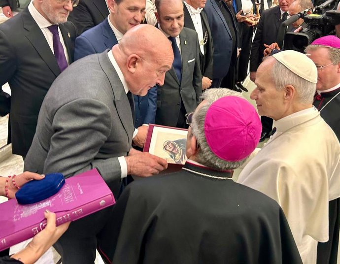 El alcalde de Valladolid, Jesús Julio Carnero, muestra al Papa León XIV el cartel promocional de la Semana Santa de Valladolid en 2026.