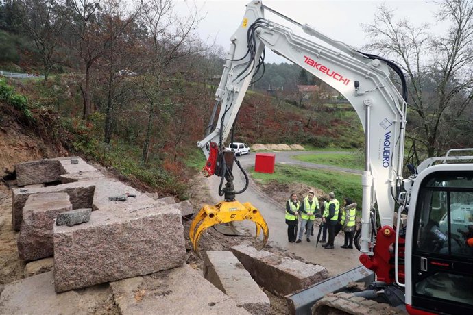 El presidente de la Diputación de Pontevedra, Luis López, visita la zona de un desprendimiento en una carretera de Gondomar.