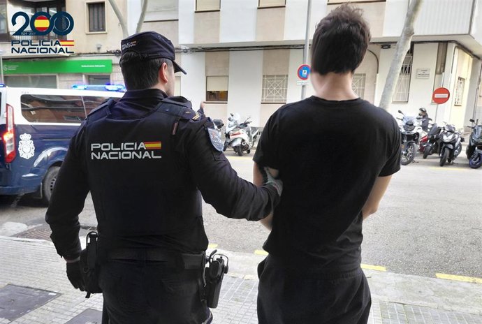 El arrestado, junto a un agente de la Policía Nacional.