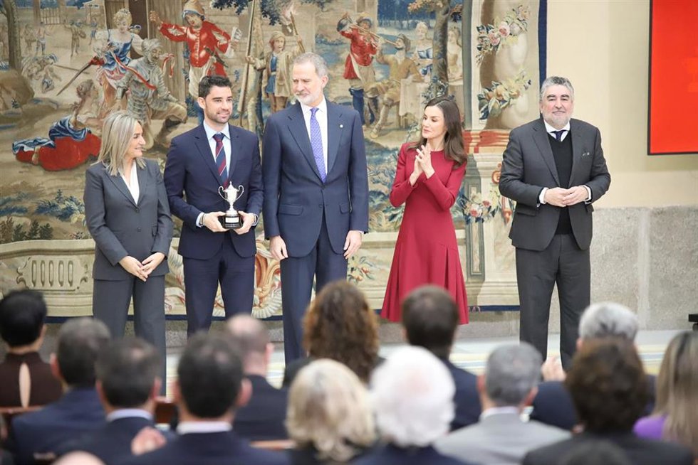 Alvaro Martín junto a SSMM los Reyes, la ministra Milagros Tolón y el presidente del CSD José Manuel Rodríguez Uribes
