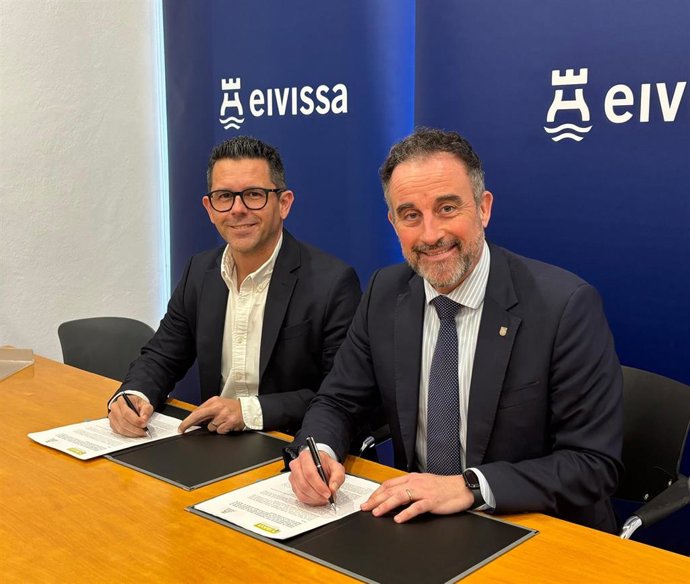 El alcalde de Ibiza, Rafa Triguero, firmando un convenio con el conseller de Vivienda, José Luis Mateo