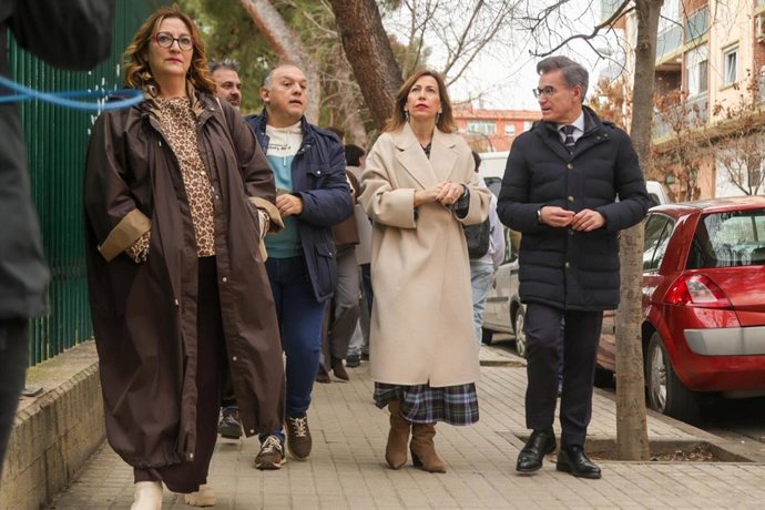 La alcaldesa de Zaragoza, Natalia Chueca, por la calle Doctor Iranzo en el distrito de Las Fuentes