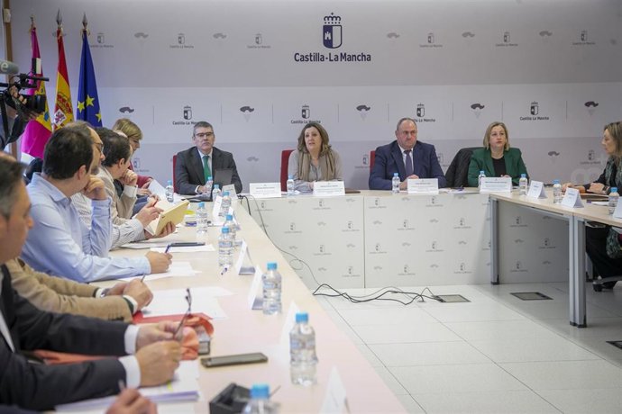 La consejera de Economía, Empresas y Empleo, Patricia Franco; y el consejero de Agricultura, Ganadería y Desarrollo Rural, Julián Martínez Lizán; han presidido la reunión del Observatorio Regional del Impacto de los Aranceles (ORIA).