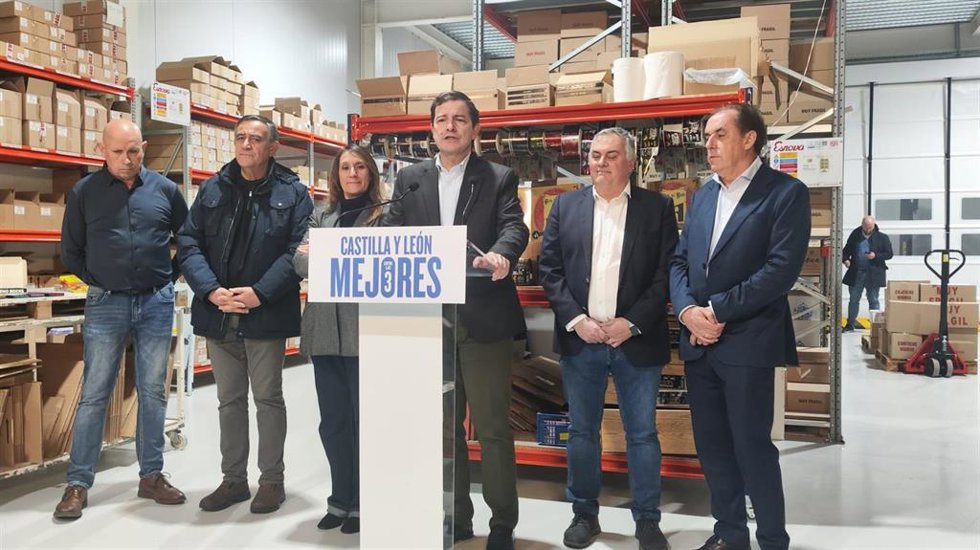Mañueco, durante su visita a la fábrica de Dulces El Beato en El Burgo de Osma.