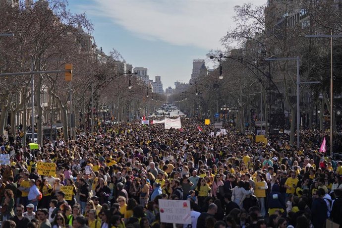 Decenas de personas durante la manifestación con motivo de la huelga de docentes en Catalunya.