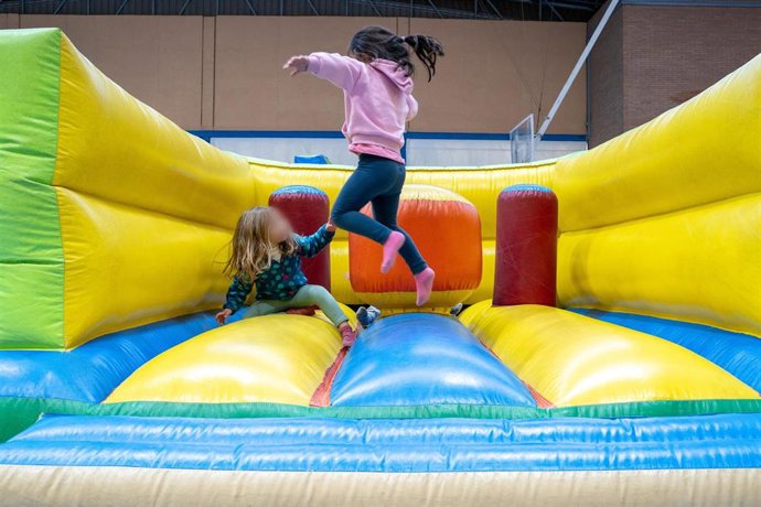 Archivo - Dos niñas saltan en un castillo hinchable en el marco del campus de conciliación impulsado por el Consistorio estas Navidades.