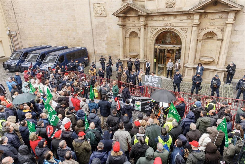 Concentración de agricultores y ganaderos en el Parlamento riojano saliendo a escuchar sus reivindicaciones los portavoces de los Grupos Parlamentarios