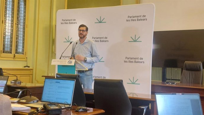 El portavoz del PP en el Parlament, Sebastià Sagreras, en rueda de prensa.