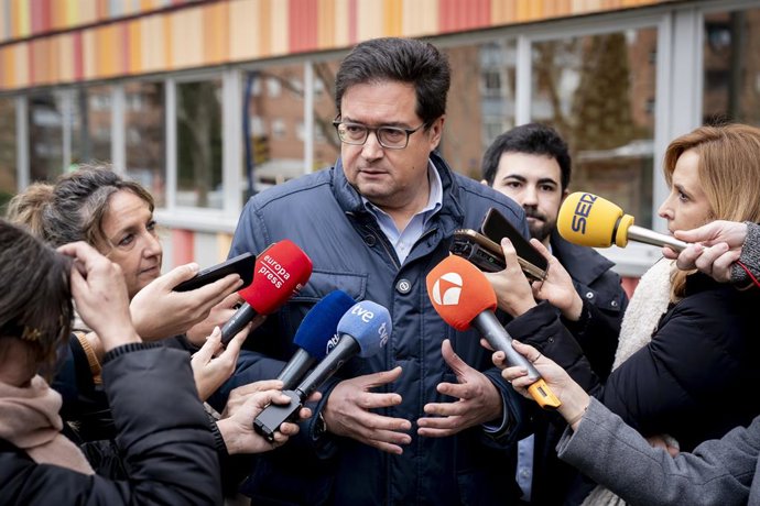 El ministro de Transformación Digital y de la Función Pública, Óscar López, tras la reunión interparlamentaria del PSOE de Madrid, en la Biblioteca Central de Leganés, a 6 de febrero de 2026, en Leganés, Madrid (España). El objetivo de la reunión es coord