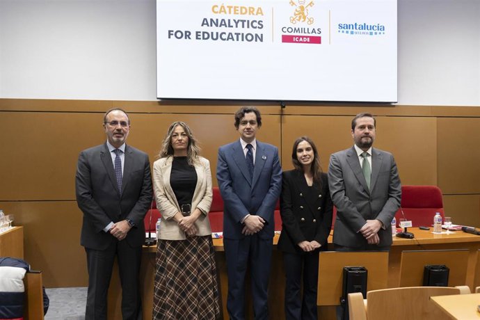 De izquierda a derecha: Andrés Romero, Raquel Redondo, Carlos Álvarez, Raquel Galazo y José Luis Arroyo.