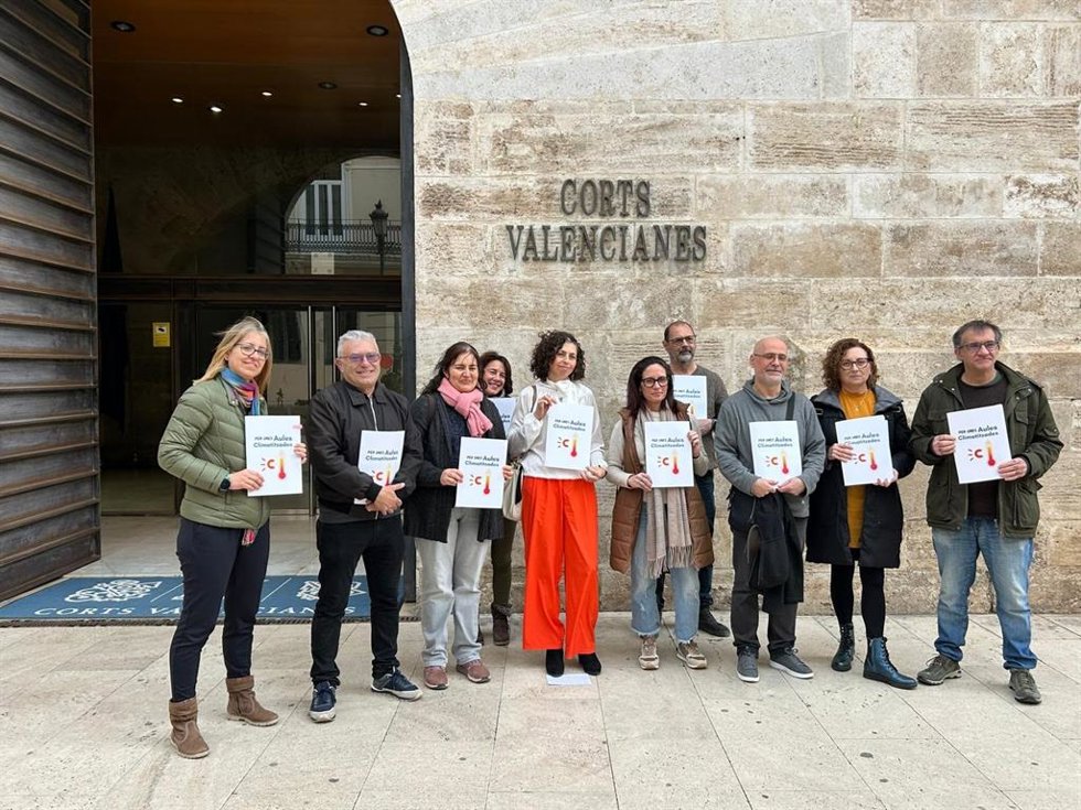 AMPA y equipos directivos registran una ILP en Les Corts para regular por ley la climatización de los centros educativos