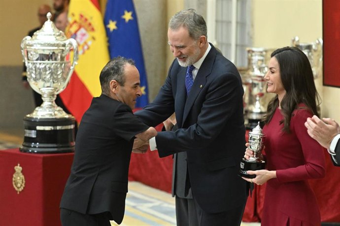 El ciclista español Ricardo Ten recoge su Premio Infanta Sofía de manos de SSMM los Reyes