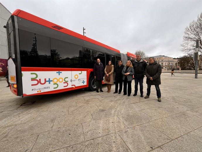 La alcaldesa Cristina Ayala con concejales  de PP, PSOE y Vox.