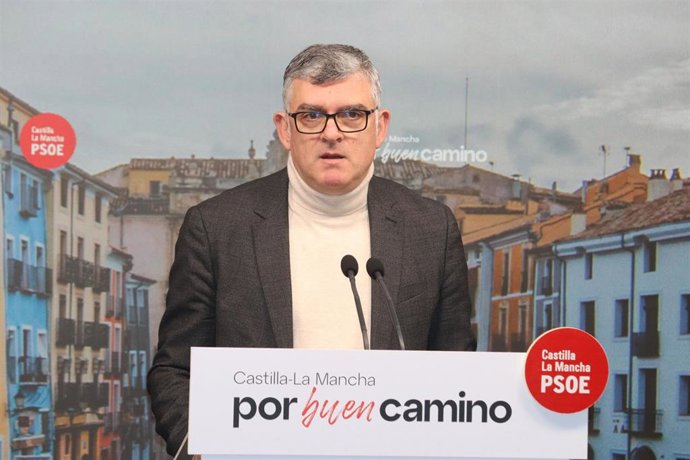 El diputado del PSOE, Ángel Tomás Godoy, en rueda de prensa.