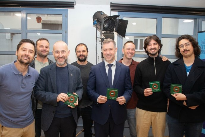 Presentación del catálogo de Cortometrajes del consejero de Cultura, Luis Martínez Abad, junto con los directores seleccionados, y el director de Cantabria Film Commission, Victor Lamadrid.- Archivo