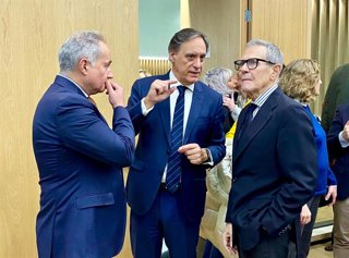 El presidente de la AECC en Salamanca, Ángel Losada (i), el alcalde de Salamanca, Carlos García Carbayo (c), y el presidente de la Aecc en España, Ramón Reyes (d)