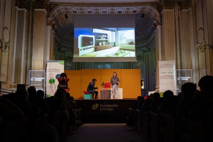 El Proyecto Edufinet enseña a más de 1.200 niños de primaria las claves de la educación financiera y la ciberseguridad a través del teatro con '¡Alerta, emoji peligro!', representada por la Compañía de Teatro de Blanca Marsillach (Varela Producciones)